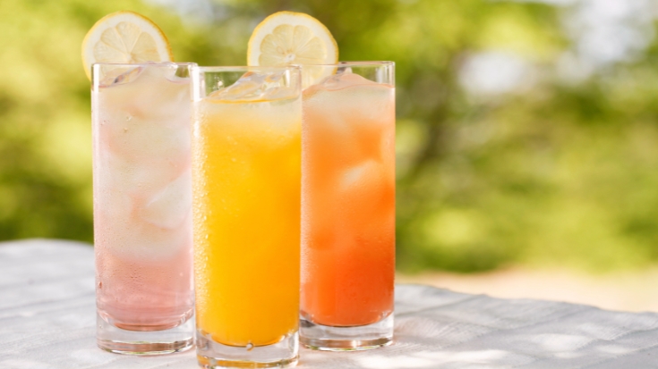 6 bebidas geladas para curtir o calor